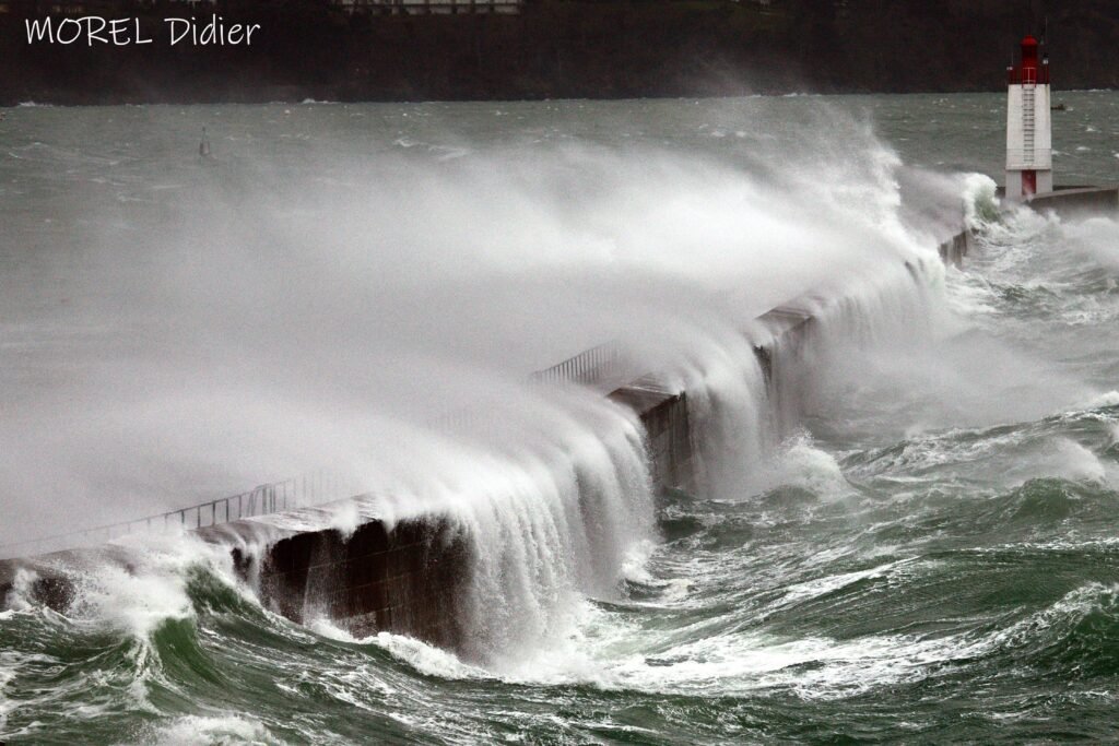 Les tempêtes en Bretagne sont un spectacle à la fois redoutable et fascinant. Pour un photographe comme moi, c'est une occasion unique de saisir la puissance brute de la nature. Dans cet article, je vais vous révéler les secrets de ma technique de photographie lors des tempêtes, ainsi que quelques anecdotes mémorables de mes aventures au cœur des éléments déchaînés.
La préparation avant la tempête :
Avant même que les premiers nuages sombres n'apparaissent à l'horizon, je m'assure d'être prêt à affronter la tempête. Cela signifie vérifier mon équipement, notamment mon appareil photo, mes objectifs et mes accessoires de protection contre les intempéries. Je choisis également avec soin l'endroit où je vais me positionner pour capturer les meilleures images, en tenant compte de la sécurité et de l'esthétique.
Photo : "Préparation avant la tempête"
La technique de prise de vue :
Lorsque la tempête éclate, je dois être rapide et précis dans mes prises de vue. Je privilégie les angles et les perspectives qui mettent en valeur la force et la grandeur des éléments, tout en capturant les détails et les textures qui rendent chaque cliché unique. J'expérimente également avec les paramètres de mon appareil photo, en jouant notamment avec la vitesse d'obturation pour figer le mouvement du vent et des vagues.
Photo : "La tempête en action"
Les défis et les dangers :
Photographier une tempête en direct n'est pas sans risques. Je dois constamment surveiller mon environnement pour anticiper les changements soudains de conditions météorologiques et éviter les dangers potentiels. Cela peut aller des vagues déferlantes aux rafales de vent violentes en passant par les embruns qui peuvent endommager mon équipement. Malgré ces défis, c'est cette adrénaline et cette sensation d'être au cœur de l'action qui rendent chaque cliché si précieux.
Photo : "Les dangers de la tempête"
Les anecdotes inoubliables :
Au fil des années, j'ai accumulé de nombreuses anecdotes mémorables lors de mes sessions de photographie en pleine tempête. Que ce soit la fois où une vague géante m'a surpris par derrière ou celle où j'ai été pris dans un véritable déluge, chaque expérience a enrichi ma pratique et m'a permis de repousser mes limites en tant que photographe. Ces souvenirs restent gravés dans ma mémoire et donnent une dimension supplémentaire à mes images.
Photo : "Anecdotes au cœur de la tempête"
Conclusion :
Photographier une tempête en Bretagne est un défi à la fois technique et humain. Cela demande de la préparation, de la patience et parfois même un peu de courage. Mais au-delà des difficultés, c'est une expérience incomparable qui nous rappelle la puissance et la beauté sauvage de la nature. En partageant mes techniques et mes anecdotes, j'espère vous avoir donné un aperçu de ce monde fascinant et vous avoir inspiré à explorer vos propres horizons photographiques, même dans les conditions les plus extrêmes.
Photo : "La beauté sauvage de la tempête"